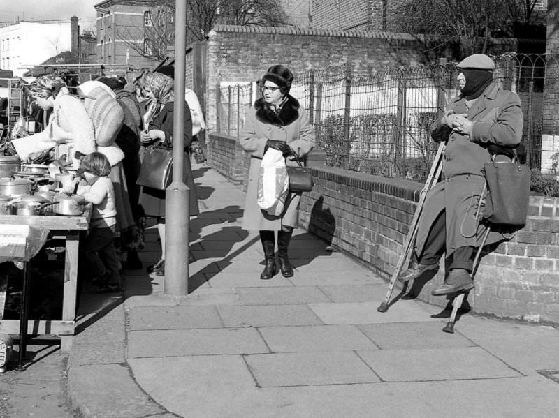 The Street Life of London in 1981 Through Fascinating Photos by Simon Nowicki