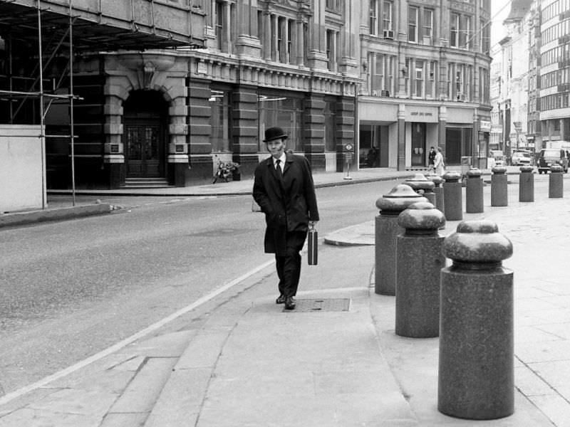 The Street Life of London in 1981 Through Fascinating Photos by Simon Nowicki