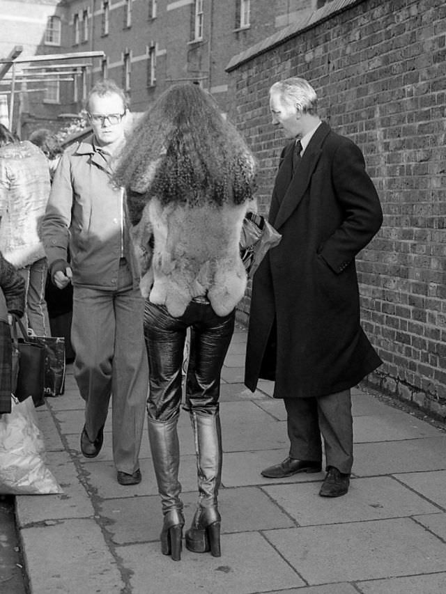 The Street Life of London in 1981 Through Fascinating Photos by Simon Nowicki