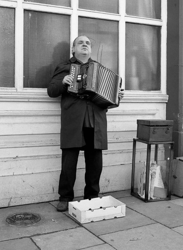 The Street Life of London in 1981 Through Fascinating Photos by Simon Nowicki