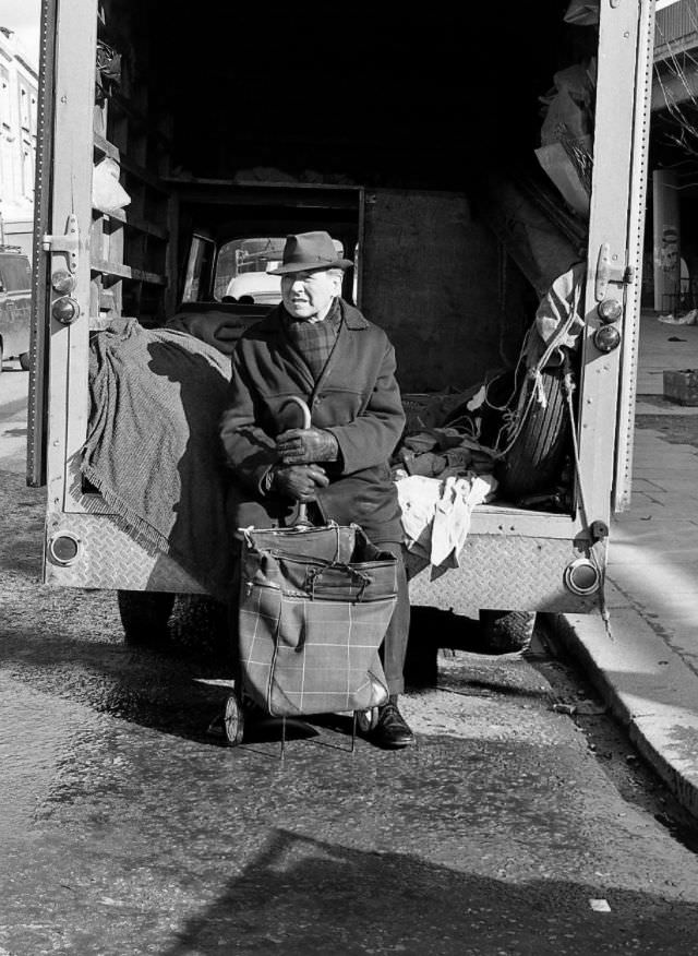 The Street Life of London in 1981 Through Fascinating Photos by Simon Nowicki