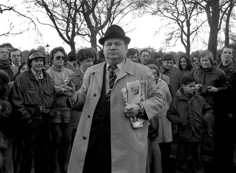 The Street Life of London in 1981 Through Fascinating Photos by Simon Nowicki