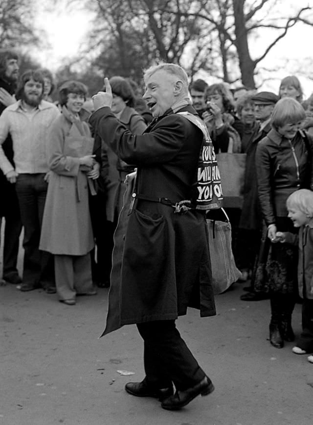 The Street Life of London in 1981 Through Fascinating Photos by Simon Nowicki