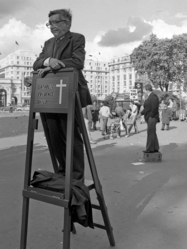 The Street Life of London in 1981 Through Fascinating Photos by Simon Nowicki