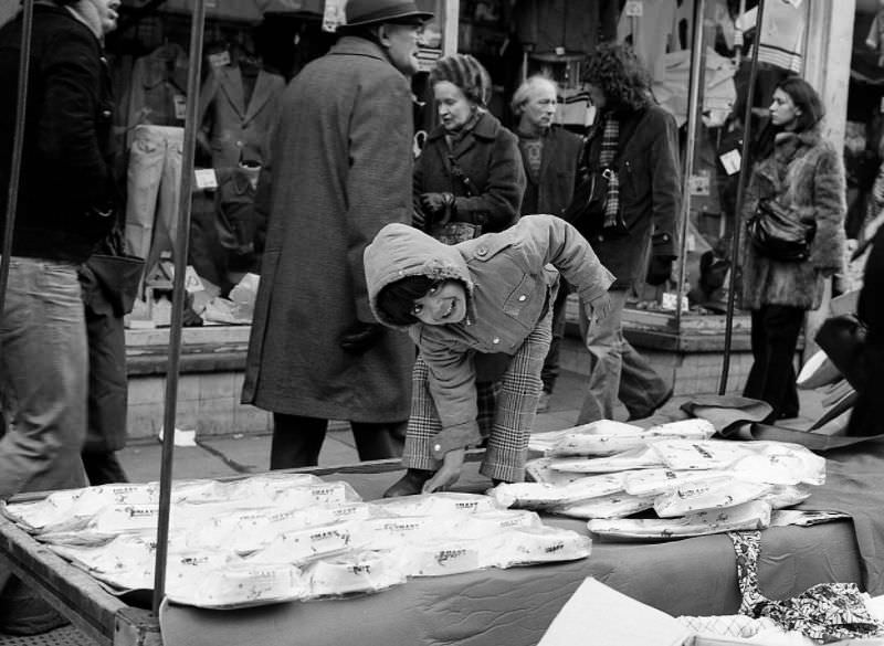 The Street Life of London in 1981 Through Fascinating Photos by Simon Nowicki