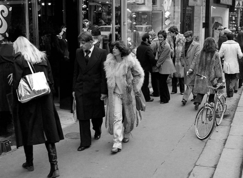 The Street Life of London in 1981 Through Fascinating Photos by Simon Nowicki