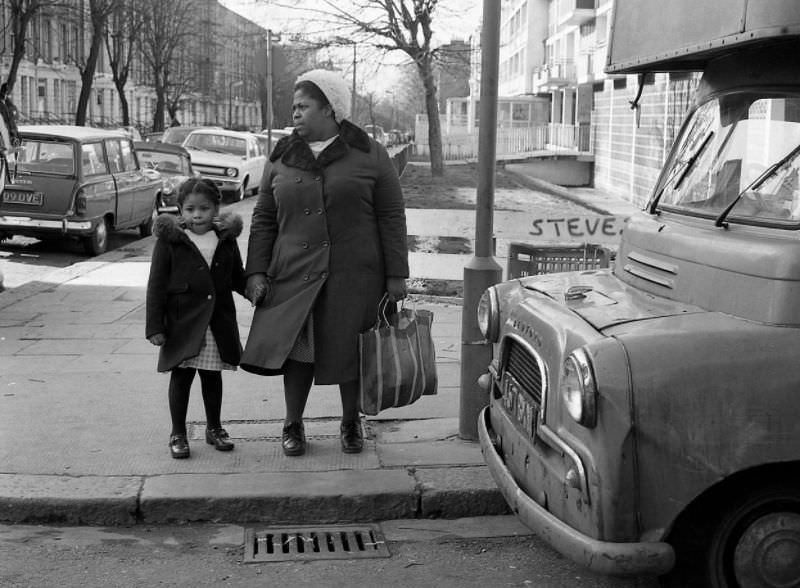 The Street Life of London in 1981 Through Fascinating Photos by Simon Nowicki