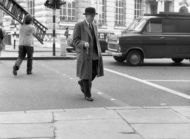 The Street Life of London in 1981 Through Fascinating Photos by Simon Nowicki