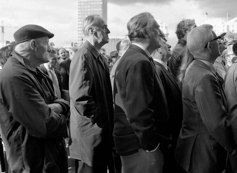 The Street Life of London in 1981 Through Fascinating Photos by Simon Nowicki