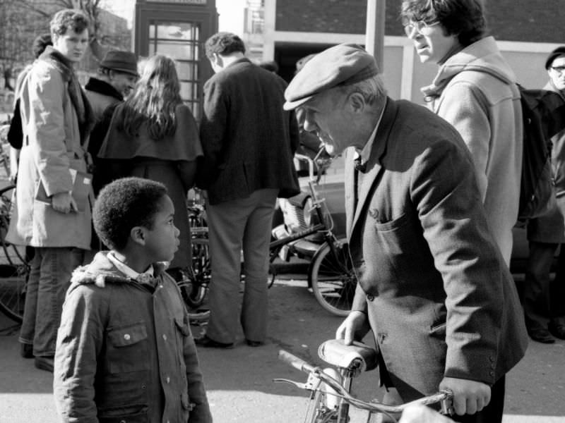 The Street Life of London in 1981 Through Fascinating Photos by Simon Nowicki