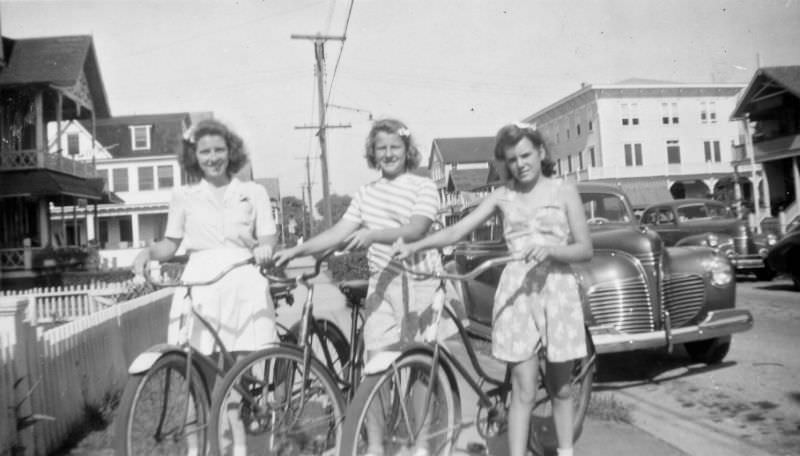 Stunning Photos of Teenage Girls Having a Good time in the 1940s