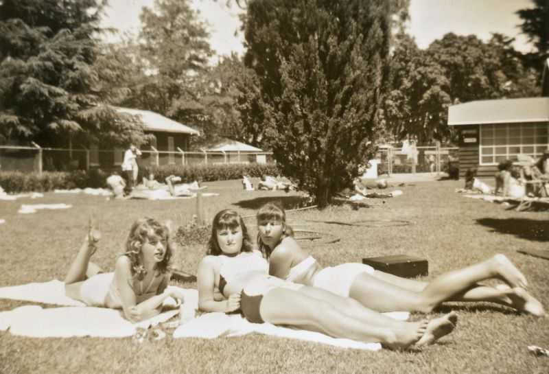 Stunning Photos of Teenage Girls Having a Good time in the 1940s