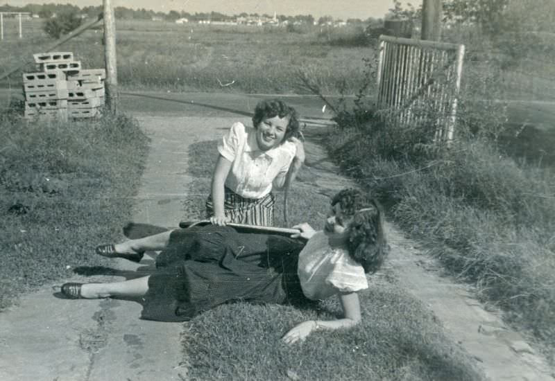 Stunning Photos of Teenage Girls Having a Good time in the 1940s