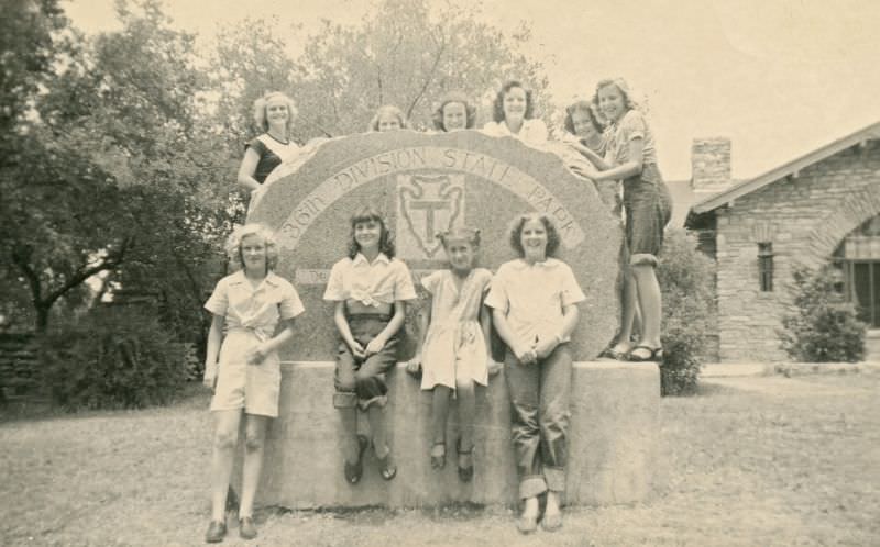 Stunning Photos of Teenage Girls Having a Good time in the 1940s