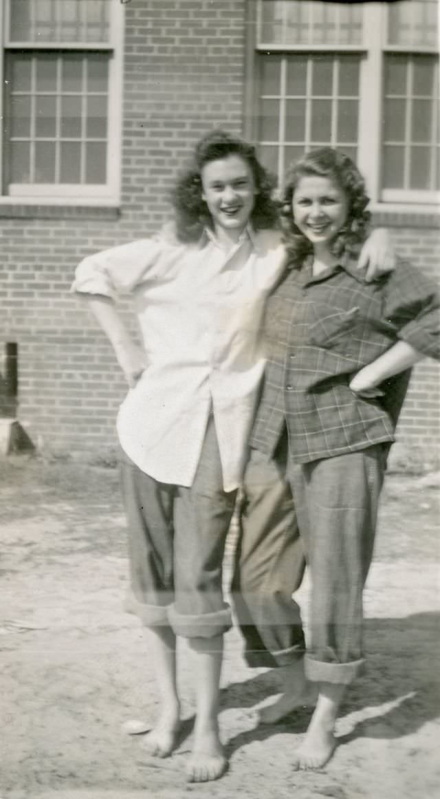 Stunning Photos of Teenage Girls Having a Good time in the 1940s