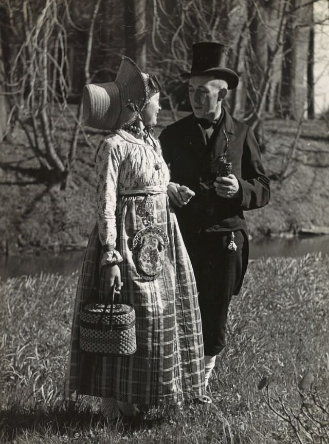 Stunning Photos of a Peasant Wedding in Schermer in old West Frisian Style, 1942