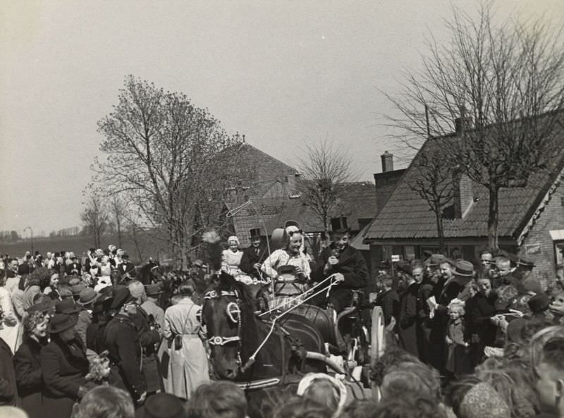 Stunning Photos of a Peasant Wedding in Schermer in old West Frisian Style, 1942