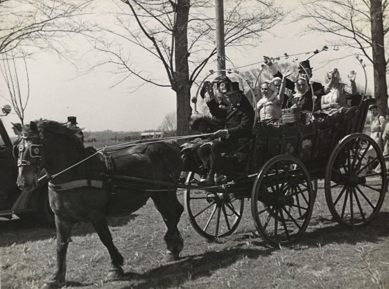 Stunning Photos of a Peasant Wedding in Schermer in old West Frisian Style, 1942