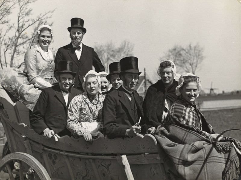 Stunning Photos of a Peasant Wedding in Schermer in old West Frisian Style, 1942