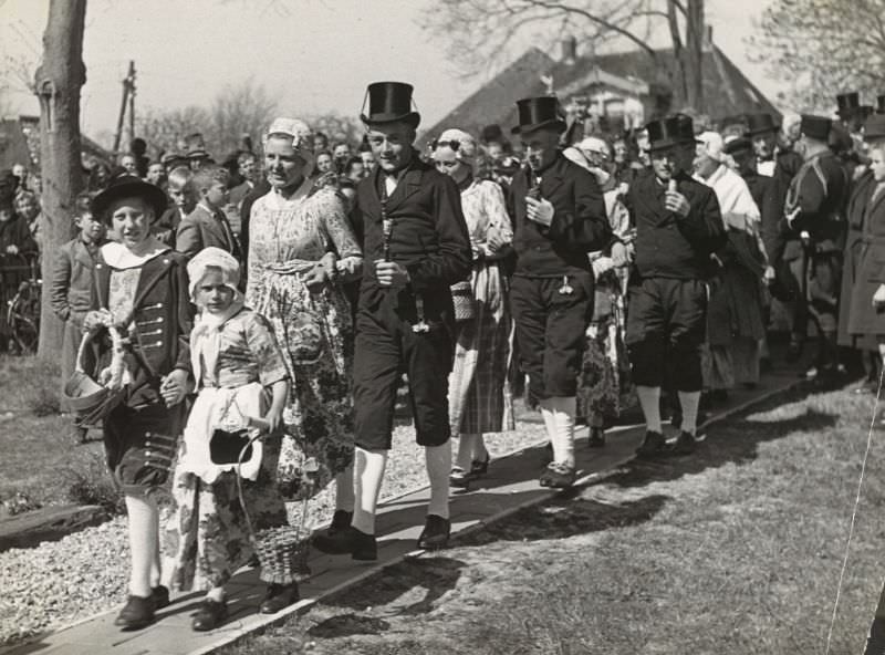 Stunning Photos of a Peasant Wedding in Schermer in old West Frisian Style, 1942