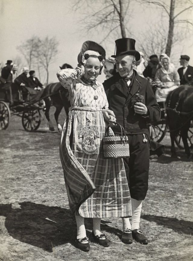 Stunning Photos of a Peasant Wedding in Schermer in old West Frisian Style, 1942