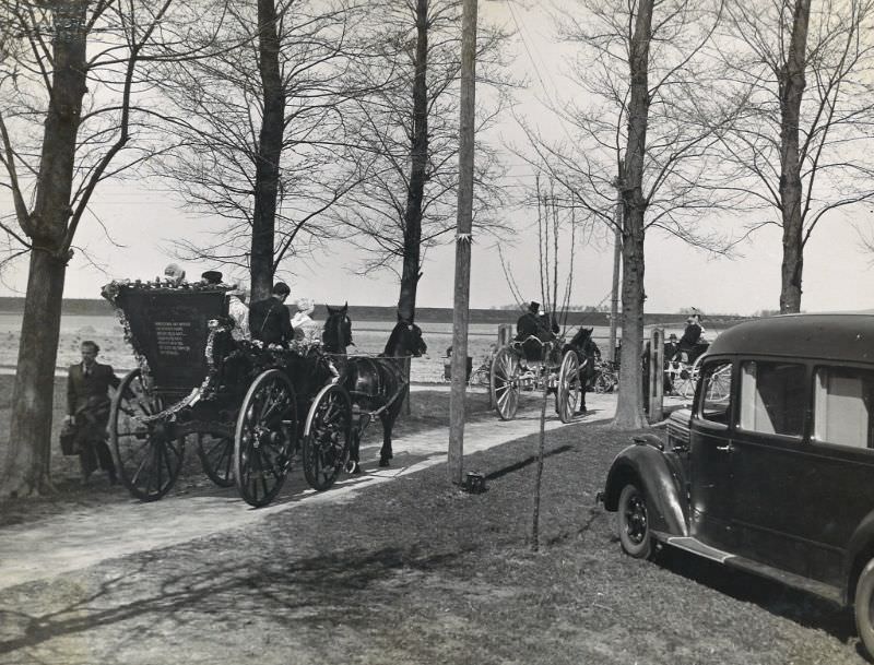 Stunning Photos of a Peasant Wedding in Schermer in old West Frisian Style, 1942