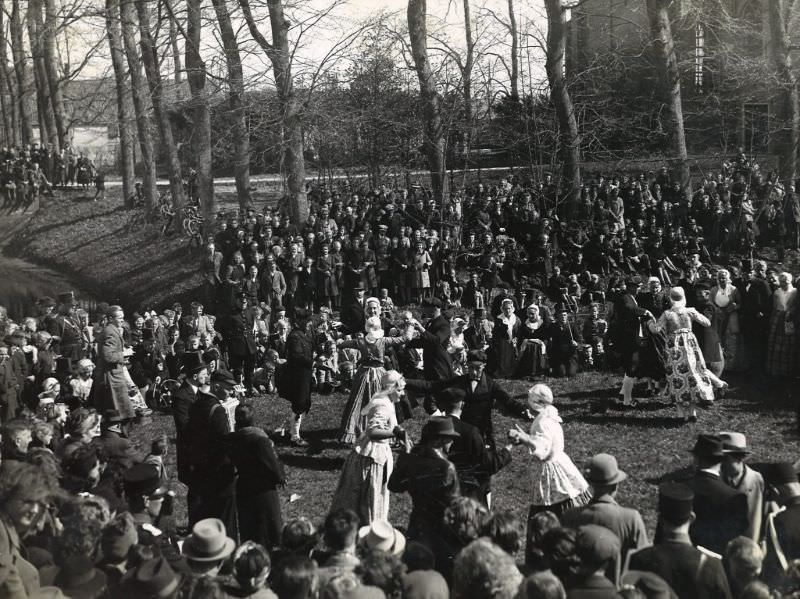 Stunning Photos of a Peasant Wedding in Schermer in old West Frisian Style, 1942