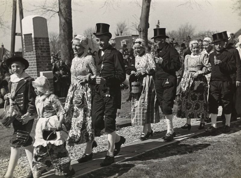 Stunning Photos of a Peasant Wedding in Schermer in old West Frisian Style, 1942