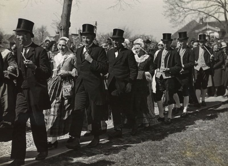 Stunning Photos of a Peasant Wedding in Schermer in old West Frisian Style, 1942