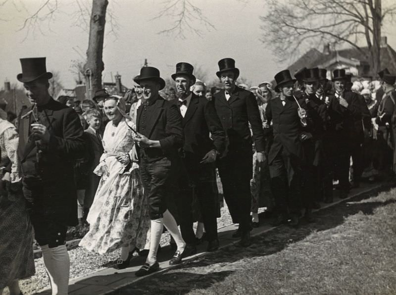 Stunning Photos of a Peasant Wedding in Schermer in old West Frisian Style, 1942