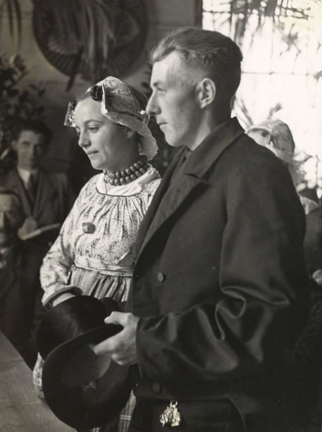 Stunning Photos of a Peasant Wedding in Schermer in old West Frisian Style, 1942