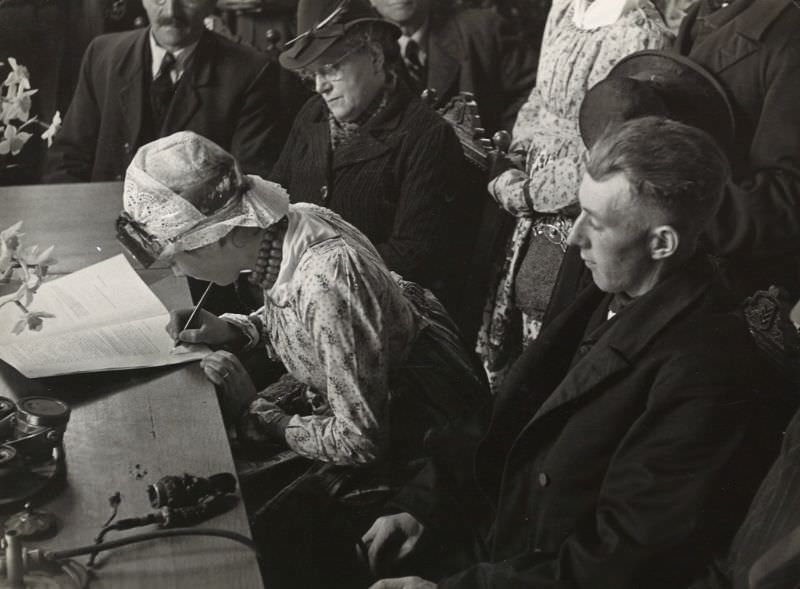 Stunning Photos of a Peasant Wedding in Schermer in old West Frisian Style, 1942