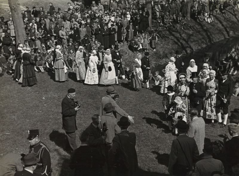 Stunning Photos of a Peasant Wedding in Schermer in old West Frisian Style, 1942