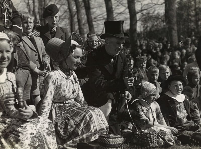 Stunning Photos of a Peasant Wedding in Schermer in old West Frisian Style, 1942