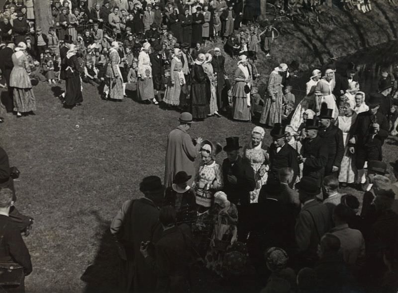 Stunning Photos of a Peasant Wedding in Schermer in old West Frisian Style, 1942