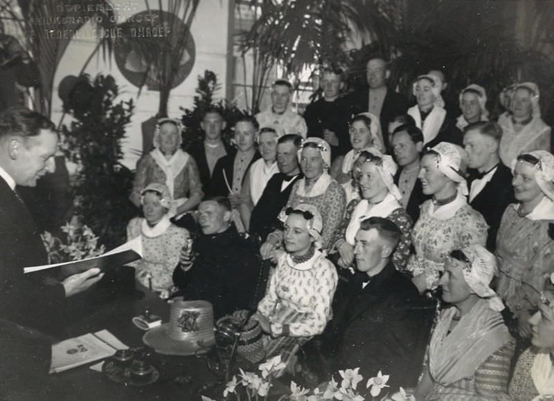 Stunning Photos of a Peasant Wedding in Schermer in old West Frisian Style, 1942