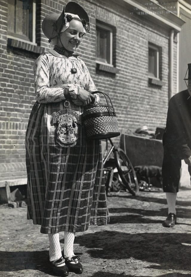 Stunning Photos of a Peasant Wedding in Schermer in old West Frisian Style, 1942