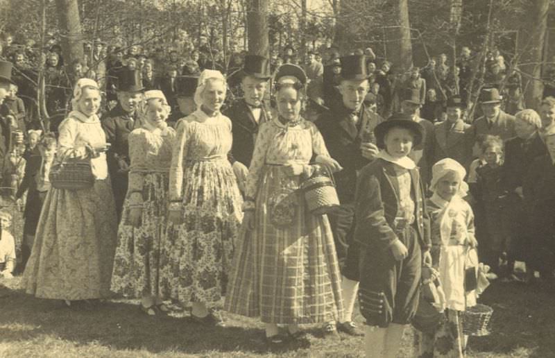 Stunning Photos of a Peasant Wedding in Schermer in old West Frisian Style, 1942