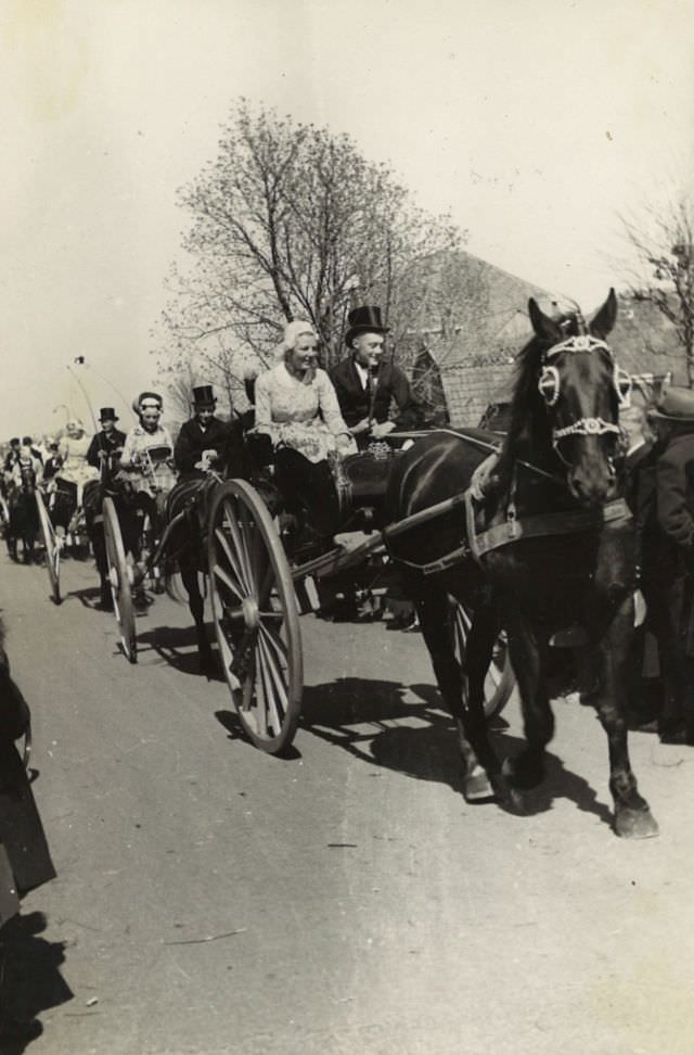 Stunning Photos of a Peasant Wedding in Schermer in old West Frisian Style, 1942