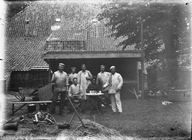 Group photo, probably in front of the farm "Rampen" on the Meerweg, 1916