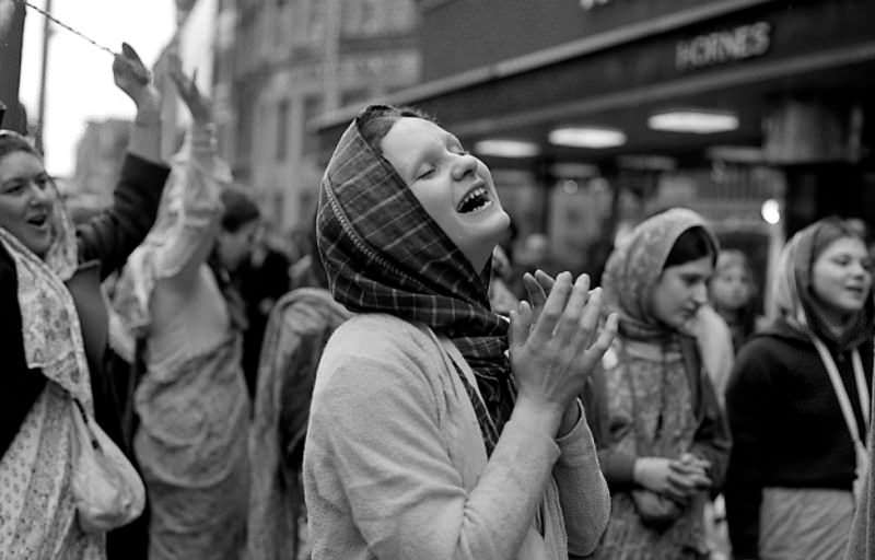 The Street Life of London in 1981 Through Fascinating Photos by Simon ...