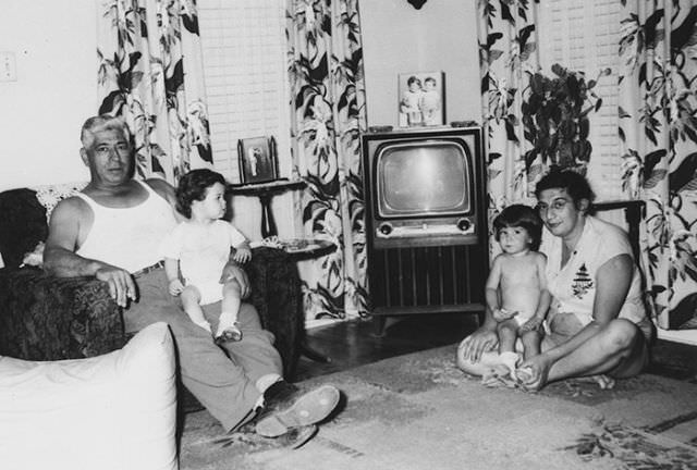 Life of an Arizona Family in the Early 1950s Through Fabulous Vintage Photos