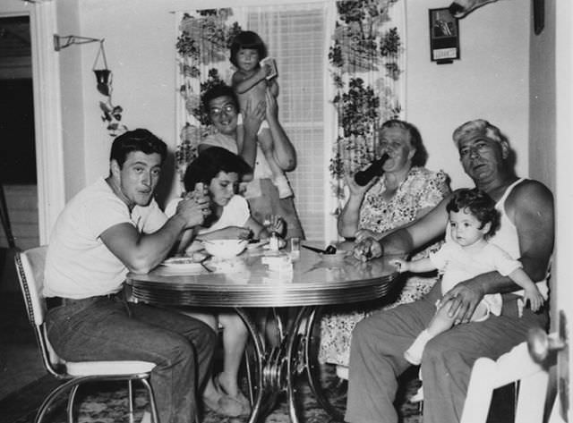 Life of an Arizona Family in the Early 1950s Through Fabulous Vintage Photos