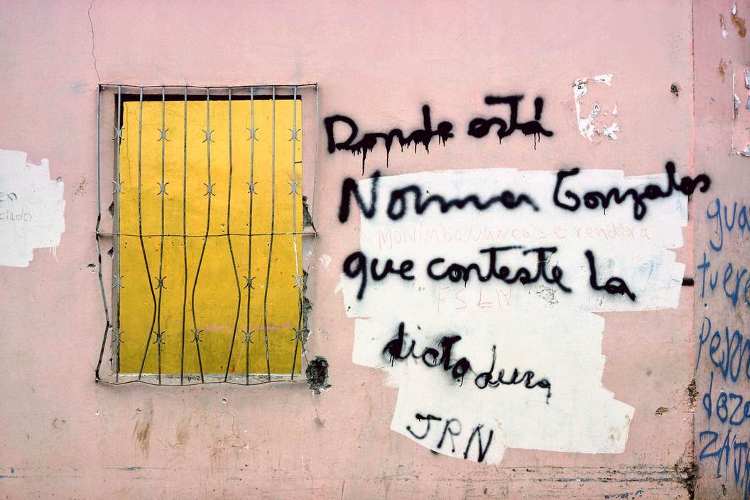 Wall graffiti on Somoza supporters house burned in Monimbo, 1978