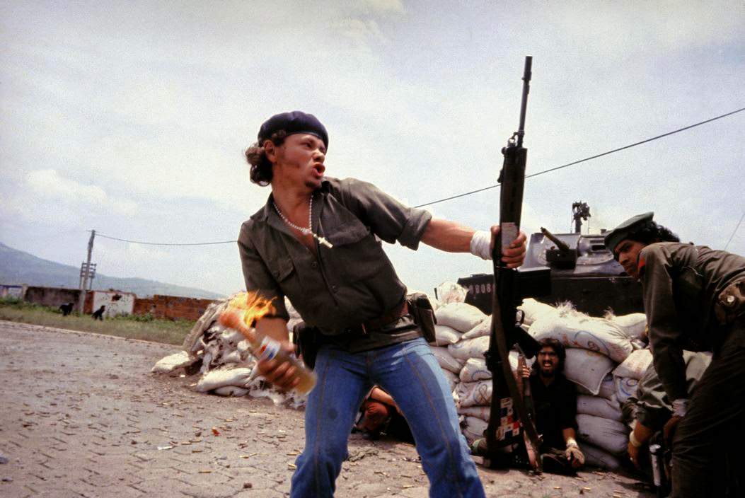 Sandinistas at the walls of the Esteli National Guard headquarters, Esteli, 1979