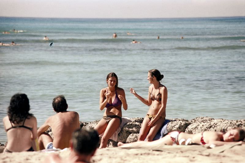 Stunning Photos of Oahu Beaches, Hawaii in the early 1970s