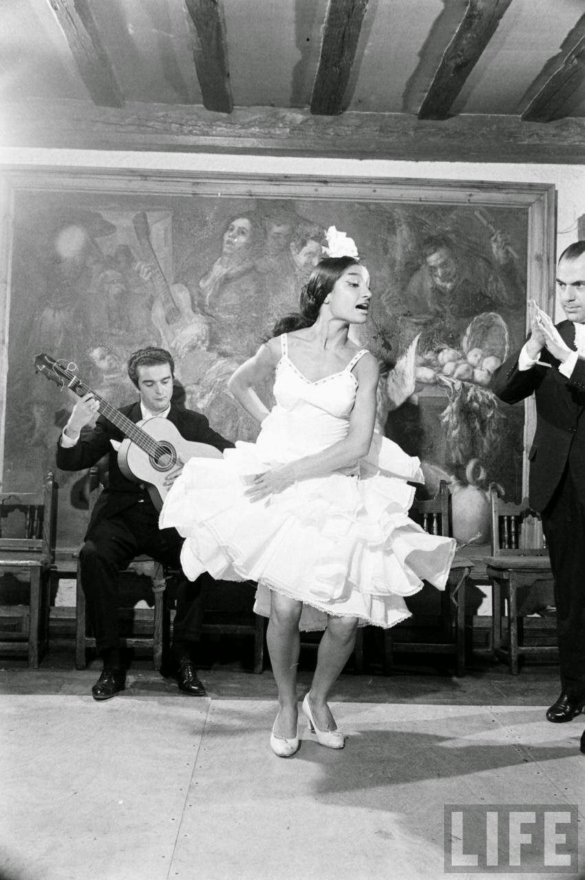 Stunning Historical Photos of Gypsy Dancers in Madrid in 1960