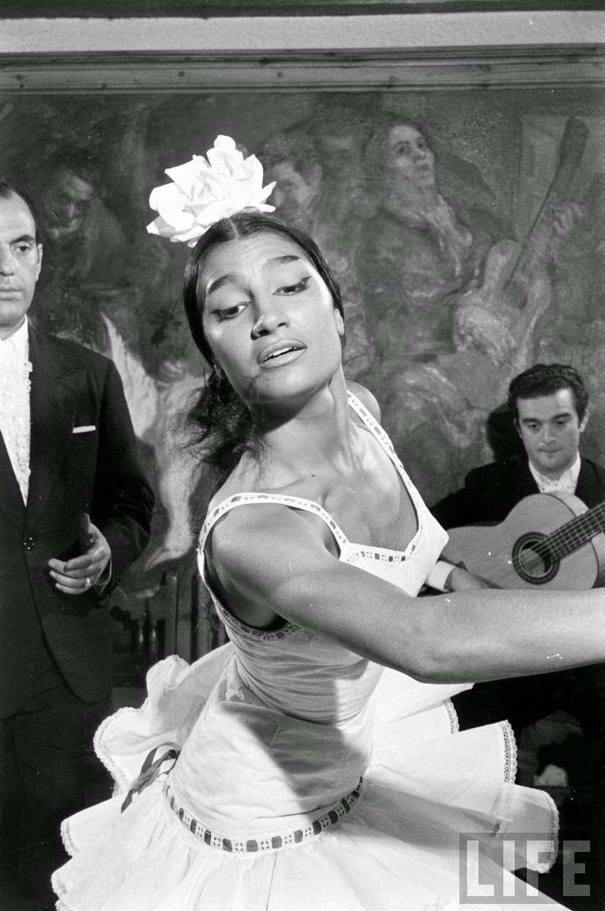 Stunning Historical Photos of Gypsy Dancers in Madrid in 1960