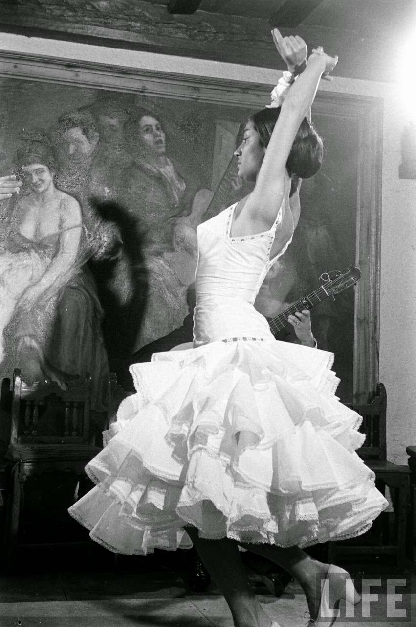 Stunning Historical Photos of Gypsy Dancers in Madrid in 1960