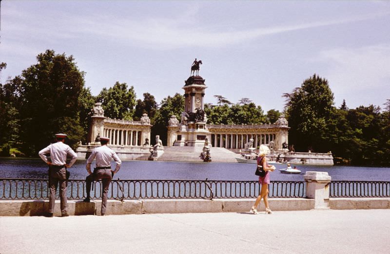 Street Life of Madrid, Spain in the 1970s Through These Fascinating Photos